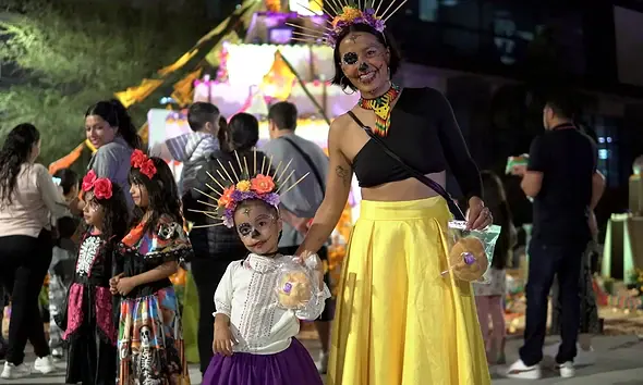 Altares de muertos con flores de cempasúchil y ofrendas durante la celebración de Calaveritas en Zapopan.