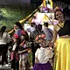 Altares de muertos con flores de cempasúchil y ofrendas durante la celebración de Calaveritas en Zapopan.