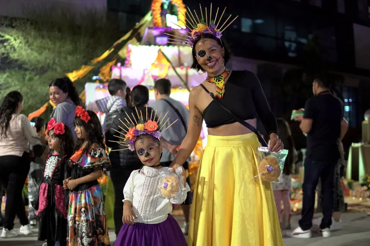 Altares de muertos con flores de cempasúchil y ofrendas durante la celebración de Calaveritas en Zapopan.