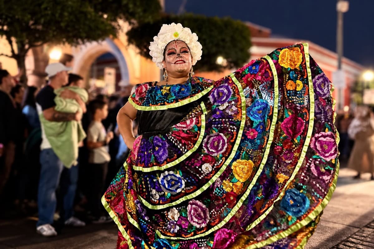 Calle Juárez en el Centro de Tlaquepaque durante los preparativos del Festival de Muertos.