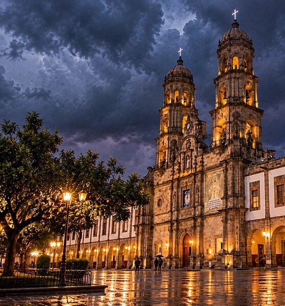 Huracán Simón categoría 3 mantiene condiciones para lluvias en Guadalajara y Jalisco.