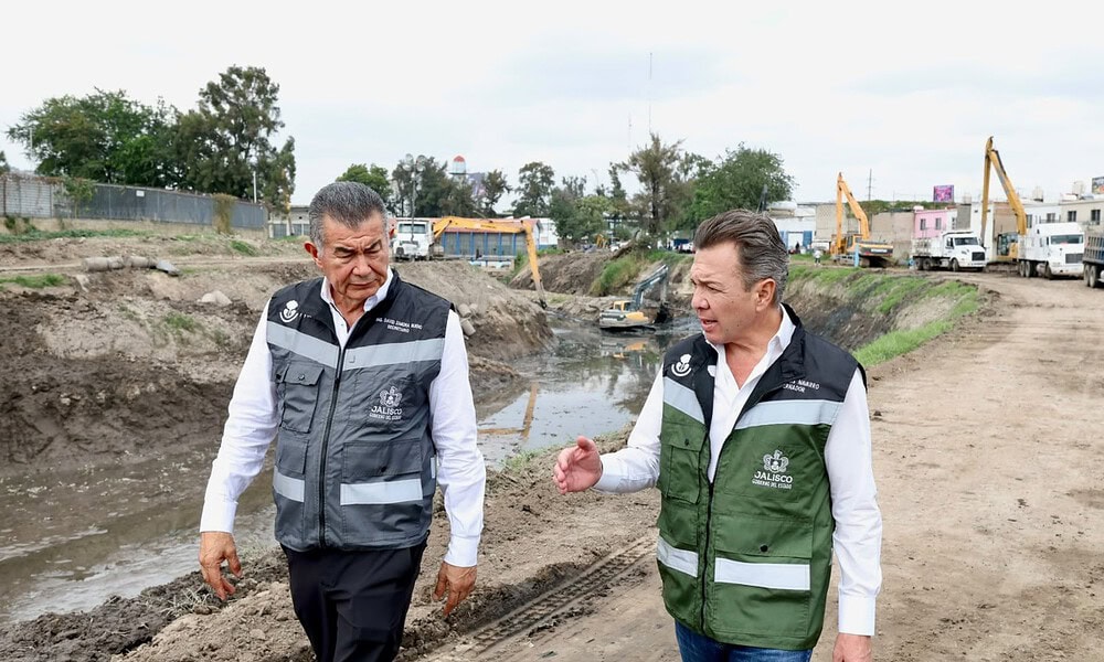 Maquinaria pesada realiza trabajos de desazolve en la presa Las Pintas, en San Pedro Tlaquepaque.