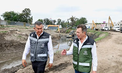 Maquinaria pesada realiza trabajos de desazolve en la presa Las Pintas, en San Pedro Tlaquepaque.