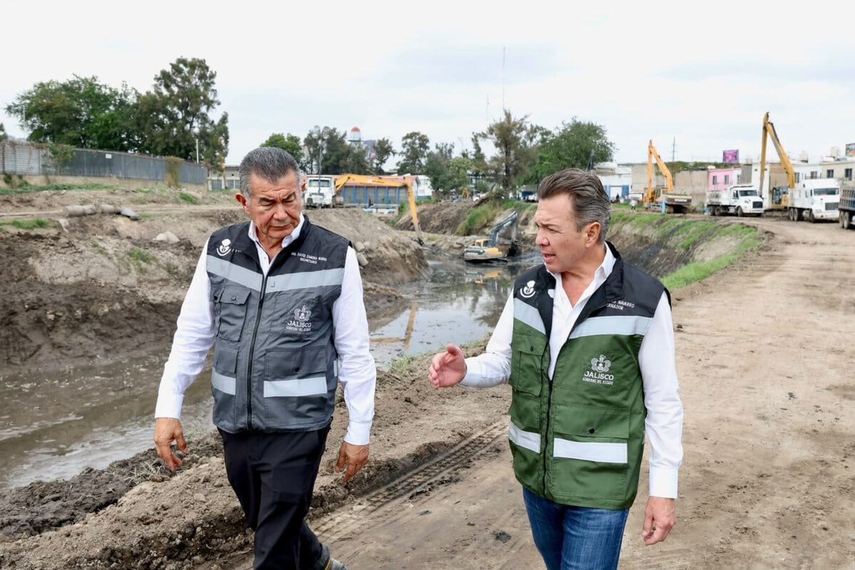 Maquinaria pesada realiza trabajos de desazolve en la presa Las Pintas, en San Pedro Tlaquepaque.