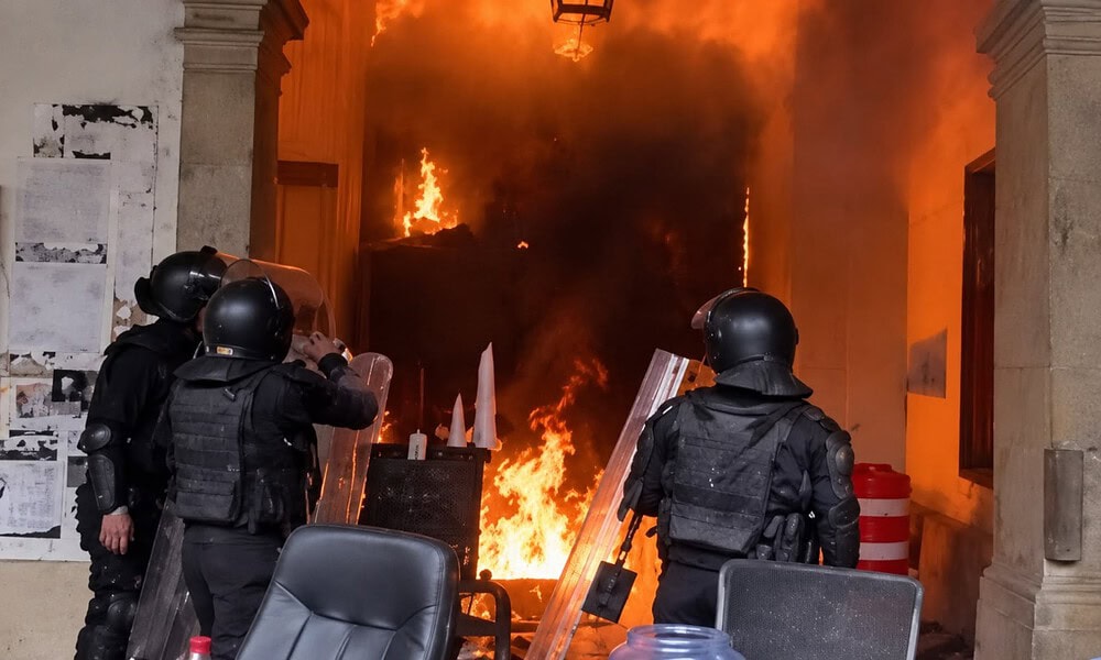 Incendio en acceso del Congreso de Jalisco durante los disturbios posteriores a la Segunda Marcha por el Agua Limpia