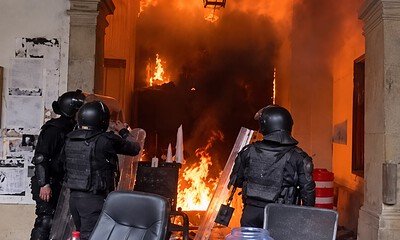 Incendio en acceso del Congreso de Jalisco durante los disturbios posteriores a la Segunda Marcha por el Agua Limpia