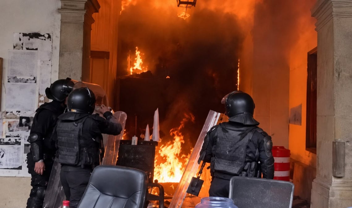 Incendio en acceso del Congreso de Jalisco durante los disturbios posteriores a la Segunda Marcha por el Agua Limpia