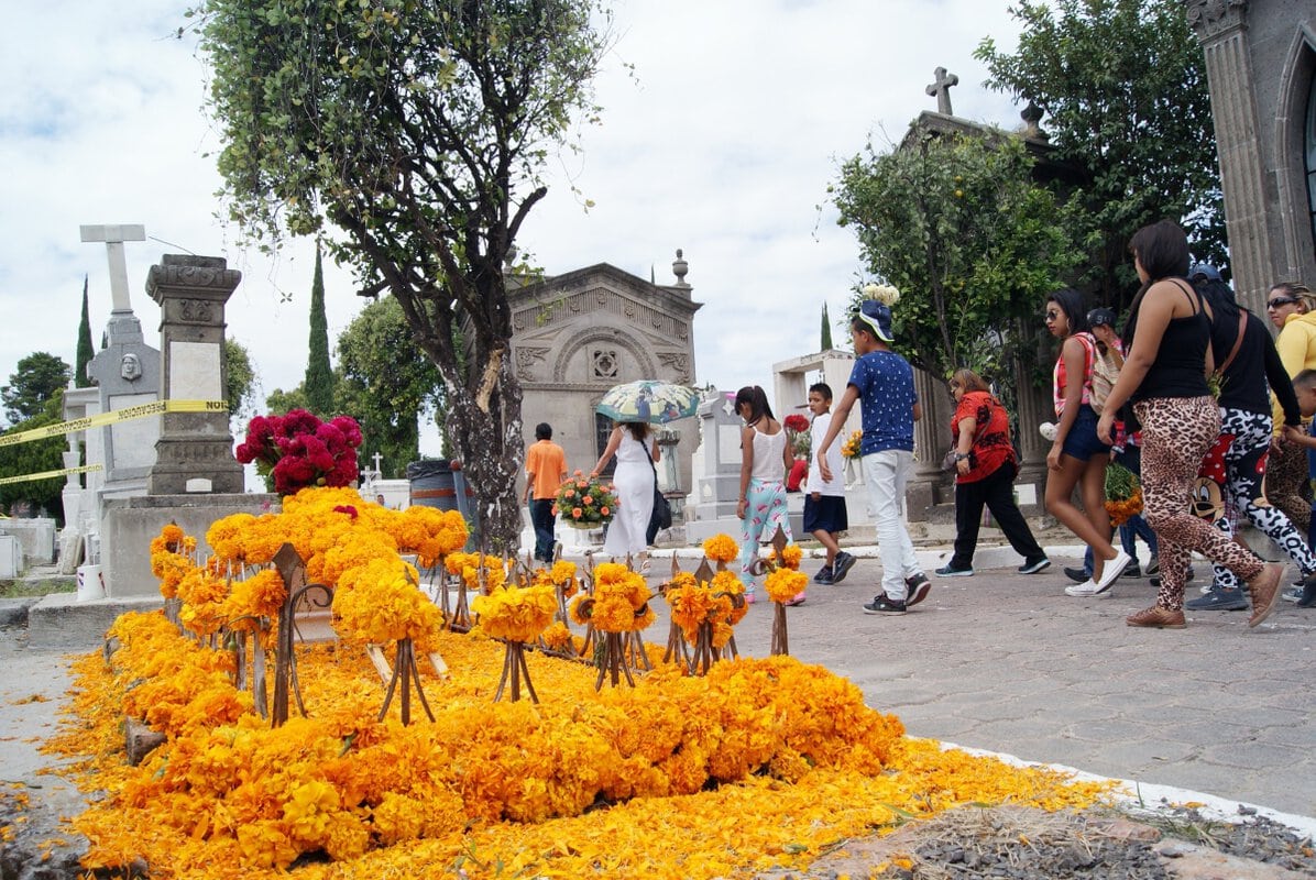 Celebraciones del Día de Muertos 2026 en Guadalajara con desfile de catrinas, altar monumental en La Minerva y actividades culturales.