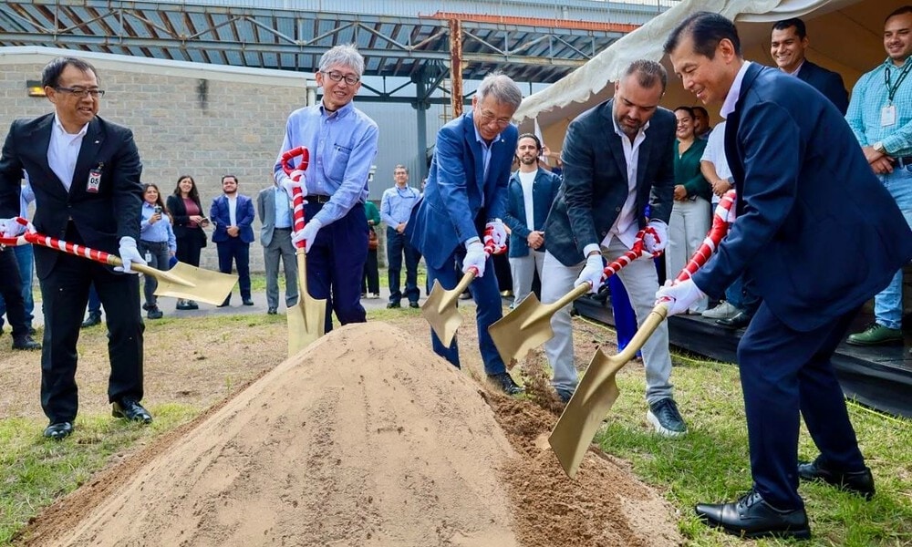 Directivos de la empresa japonesa Daido Metal México y autoridades de Tlajomulco durante el inicio de construcción de una nueva nave industrial.