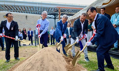 Directivos de la empresa japonesa Daido Metal México y autoridades de Tlajomulco durante el inicio de construcción de una nueva nave industrial.