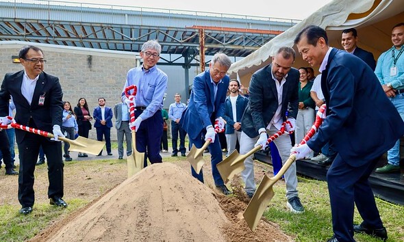 Directivos de la empresa japonesa Daido Metal México y autoridades de Tlajomulco durante el inicio de construcción de una nueva nave industrial.