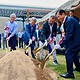 Directivos de la empresa japonesa Daido Metal México y autoridades de Tlajomulco durante el inicio de construcción de una nueva nave industrial.