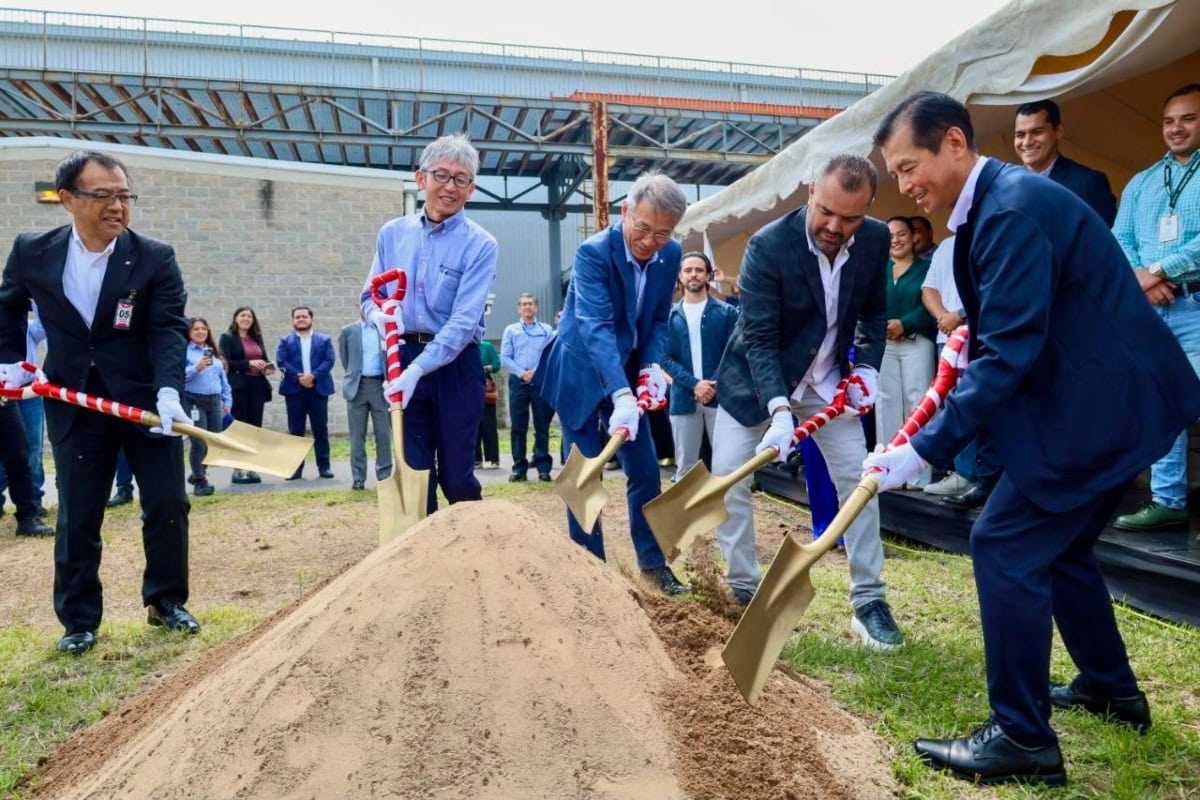 Directivos de la empresa japonesa Daido Metal México y autoridades de Tlajomulco durante el inicio de construcción de una nueva nave industrial.