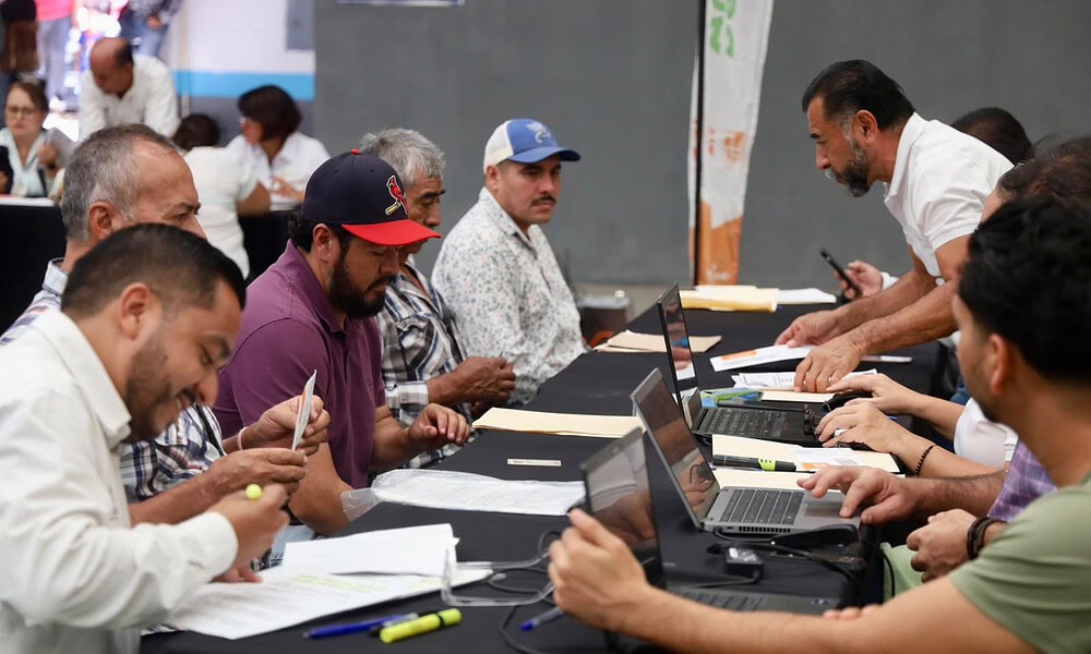 Productores agropecuarios reciben apoyos del Gobierno de Jalisco durante una entrega del Fondo para Contingencias Agroalimentarias en Etzatlán.