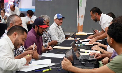 Productores agropecuarios reciben apoyos del Gobierno de Jalisco durante una entrega del Fondo para Contingencias Agroalimentarias en Etzatlán.