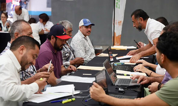 Productores agropecuarios reciben apoyos del Gobierno de Jalisco durante una entrega del Fondo para Contingencias Agroalimentarias en Etzatlán.