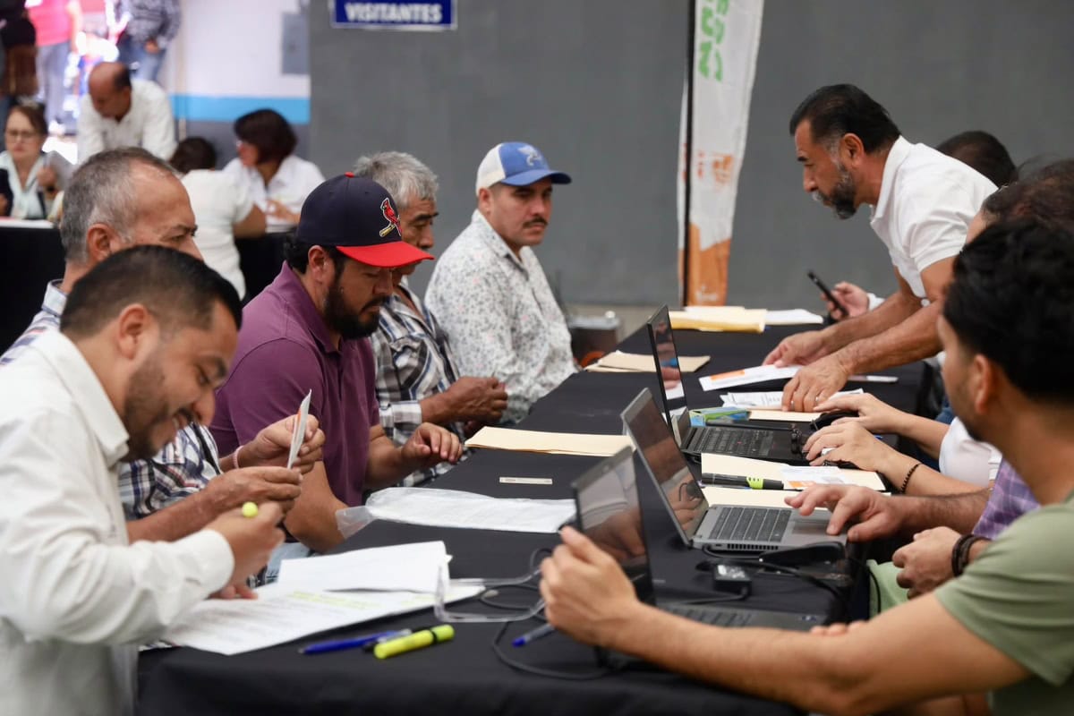 Productores agropecuarios reciben apoyos del Gobierno de Jalisco durante una entrega del Fondo para Contingencias Agroalimentarias en Etzatlán.