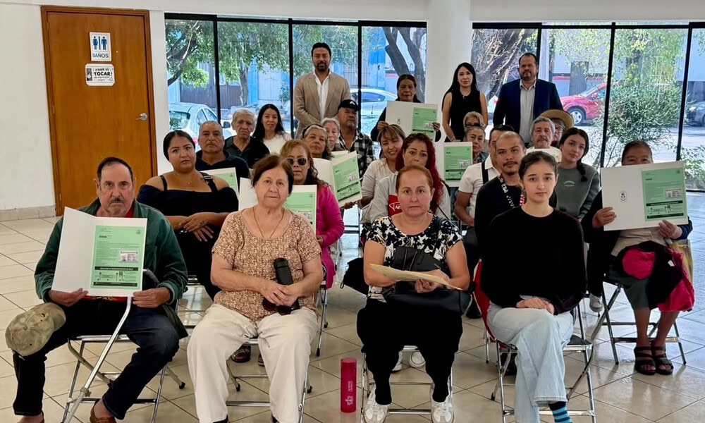 Entregan visas a jaliscienses que llevaban hasta 30 años sin ver a sus hijos