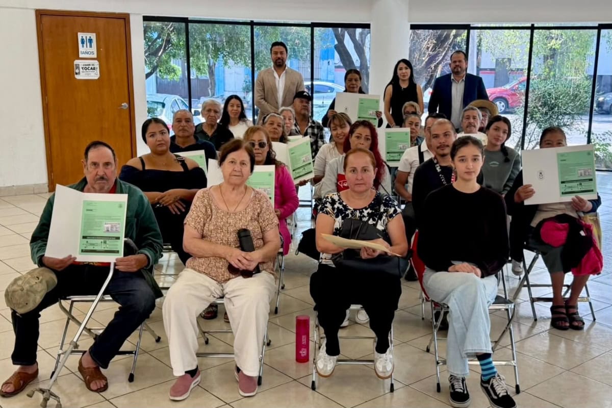 Entregan visas a jaliscienses que llevaban hasta 30 años sin ver a sus hijos