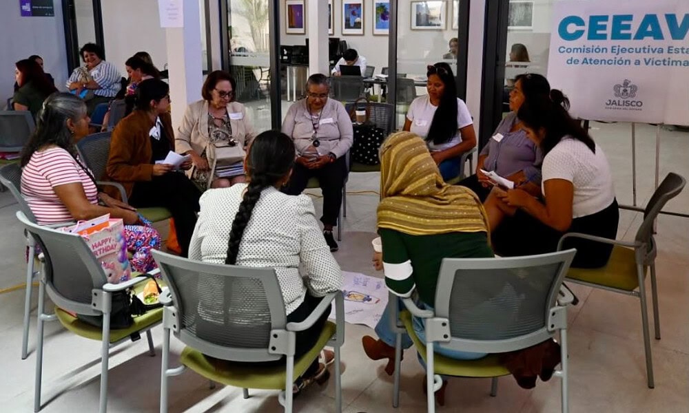Familias de personas desaparecidas y representantes de instituciones participan en un encuentro de diálogo sobre cultura de paz en Jalisco.