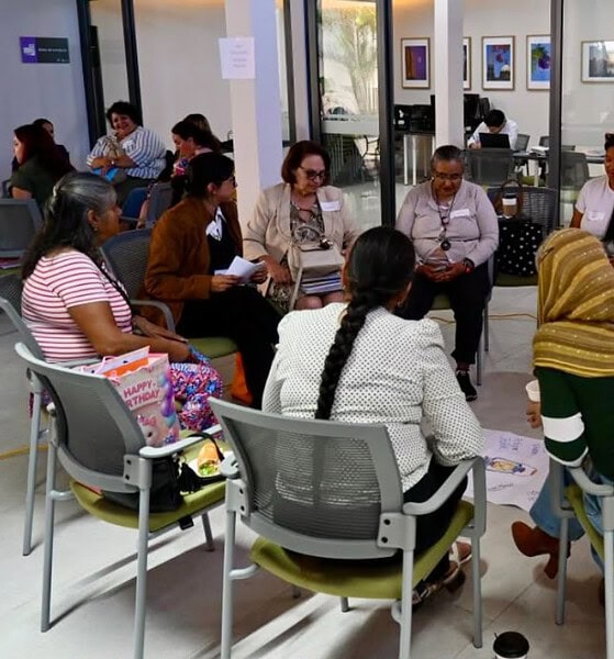 Familias de personas desaparecidas y representantes de instituciones participan en un encuentro de diálogo sobre cultura de paz en Jalisco.