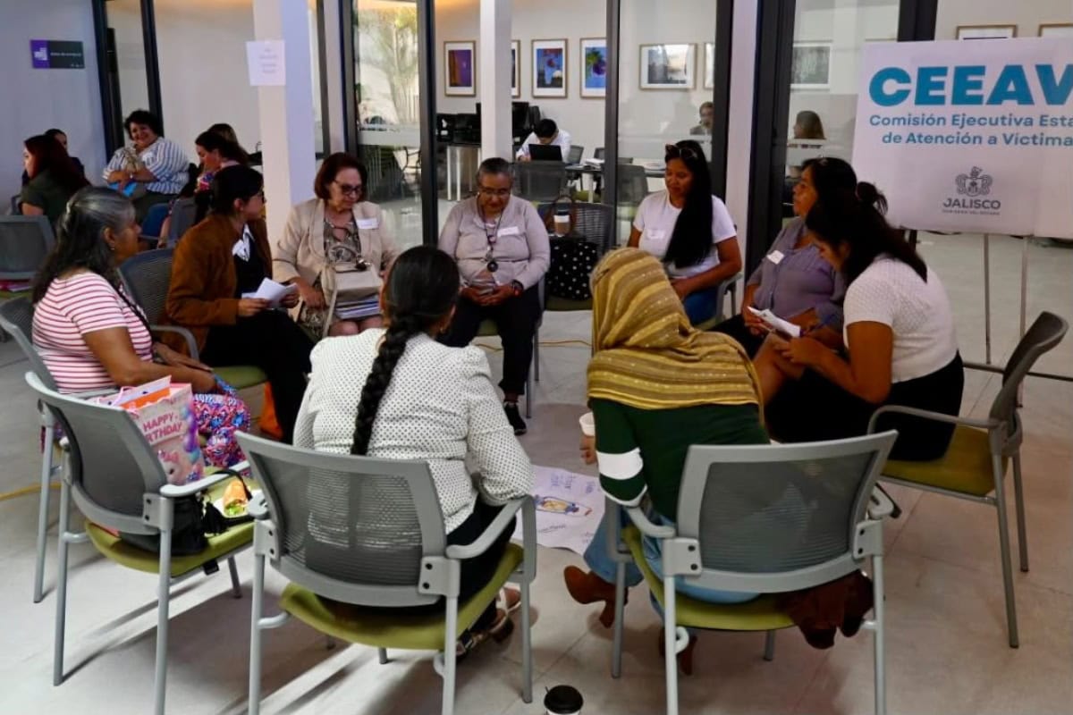 Familias de personas desaparecidas y representantes de instituciones participan en un encuentro de diálogo sobre cultura de paz en Jalisco.