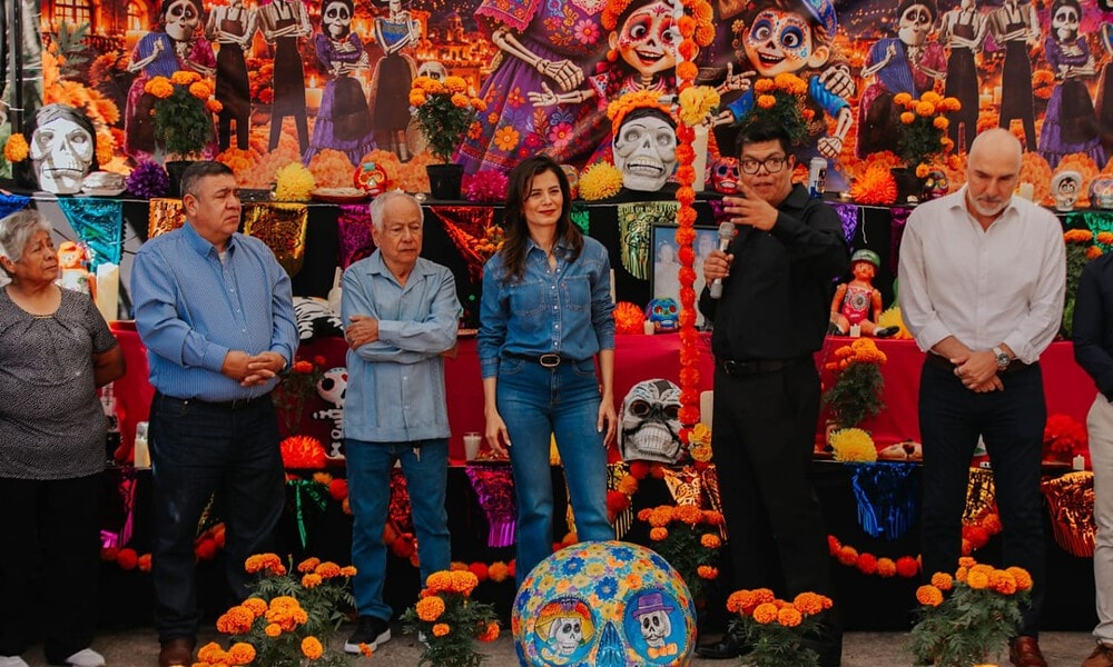 Puestos de la Feria del Cartón 2026 en el Parque Morelos de Guadalajara con artículos para el Día de Muertos.