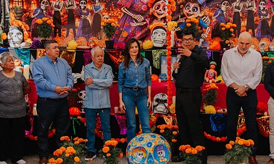 Puestos de la Feria del Cartón 2026 en el Parque Morelos de Guadalajara con artículos para el Día de Muertos.