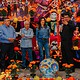 Puestos de la Feria del Cartón 2026 en el Parque Morelos de Guadalajara con artículos para el Día de Muertos.