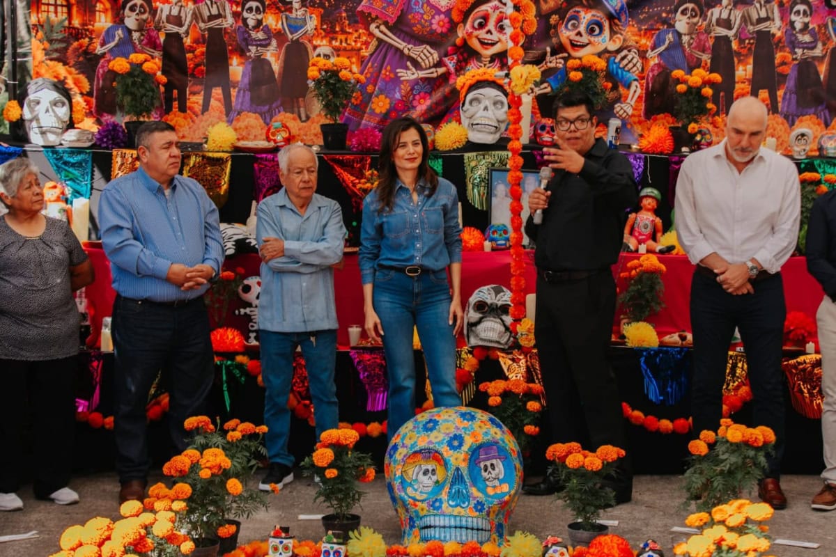 Puestos de la Feria del Cartón 2026 en el Parque Morelos de Guadalajara con artículos para el Día de Muertos.