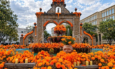 Arcos de Zapopan decorados con flores de cempasúchil y elementos de maíz durante el Festival de las Almas 2026.