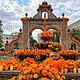 Arcos de Zapopan decorados con flores de cempasúchil y elementos de maíz durante el Festival de las Almas 2026.