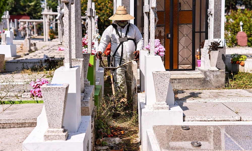 Preparativos de limpieza y mantenimiento en los panteones municipales de Guadalajara para el Día de Muertos 2026.
