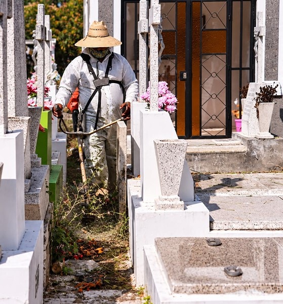 Preparativos de limpieza y mantenimiento en los panteones municipales de Guadalajara para el Día de Muertos 2026.