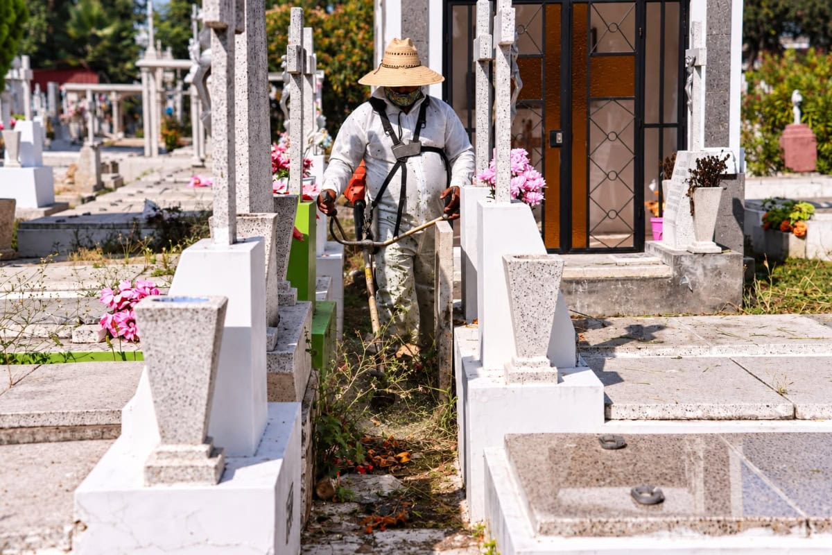 Preparativos de limpieza y mantenimiento en los panteones municipales de Guadalajara para el Día de Muertos 2026.