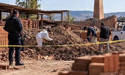 Ladrillera de Atotonilco el Alto donde autoridades investigan el hallazgo de restos humanos entre cargas de tierra.