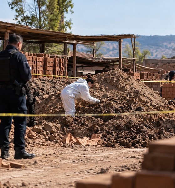 Ladrillera de Atotonilco el Alto donde autoridades investigan el hallazgo de restos humanos entre cargas de tierra.