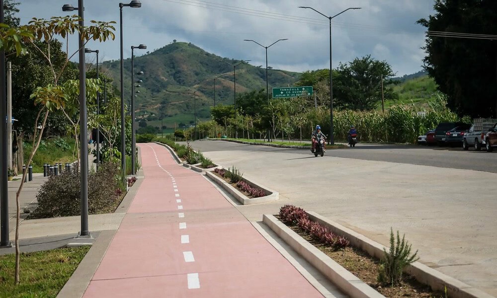 Obras en el acceso de Tecalitlán y entrega de transporte escolar en Jalisco