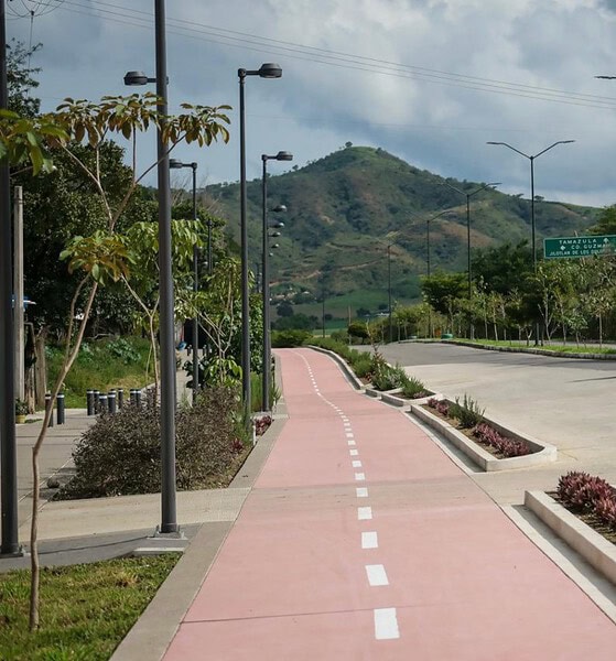 Obras en el acceso de Tecalitlán y entrega de transporte escolar en Jalisco
