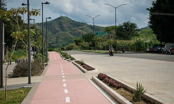 Obras en el acceso de Tecalitlán y entrega de transporte escolar en Jalisco