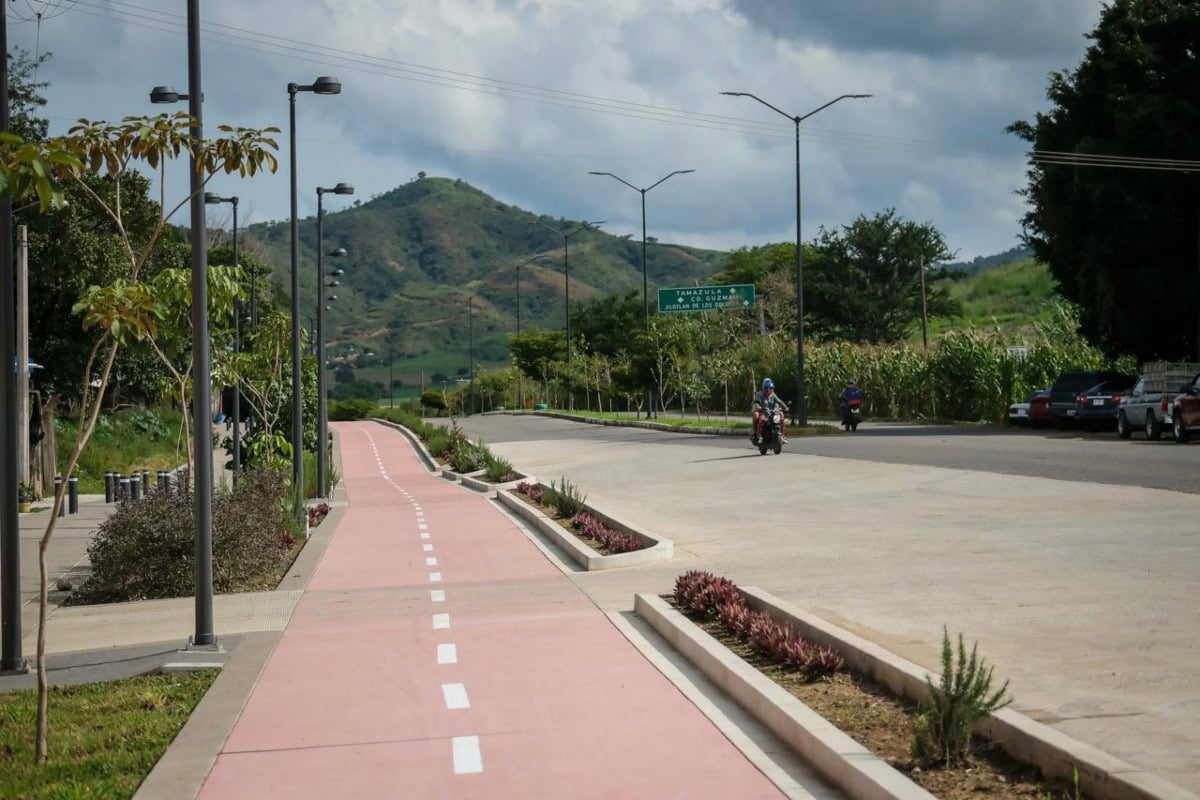 Obras en el acceso de Tecalitlán y entrega de transporte escolar en Jalisco