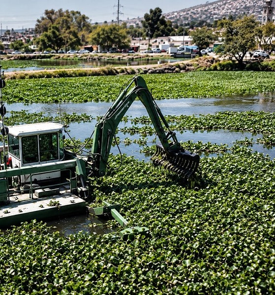 Trabajos de desazolve y saneamiento en la presa Las Pintas para mejorar la calidad del agua en Guadalajara.