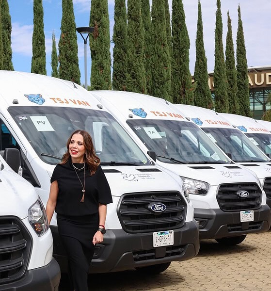 Unidades de transporte escolar destinadas a estudiantes del Tecnológico Superior de Jalisco durante la entrega de vehículos.