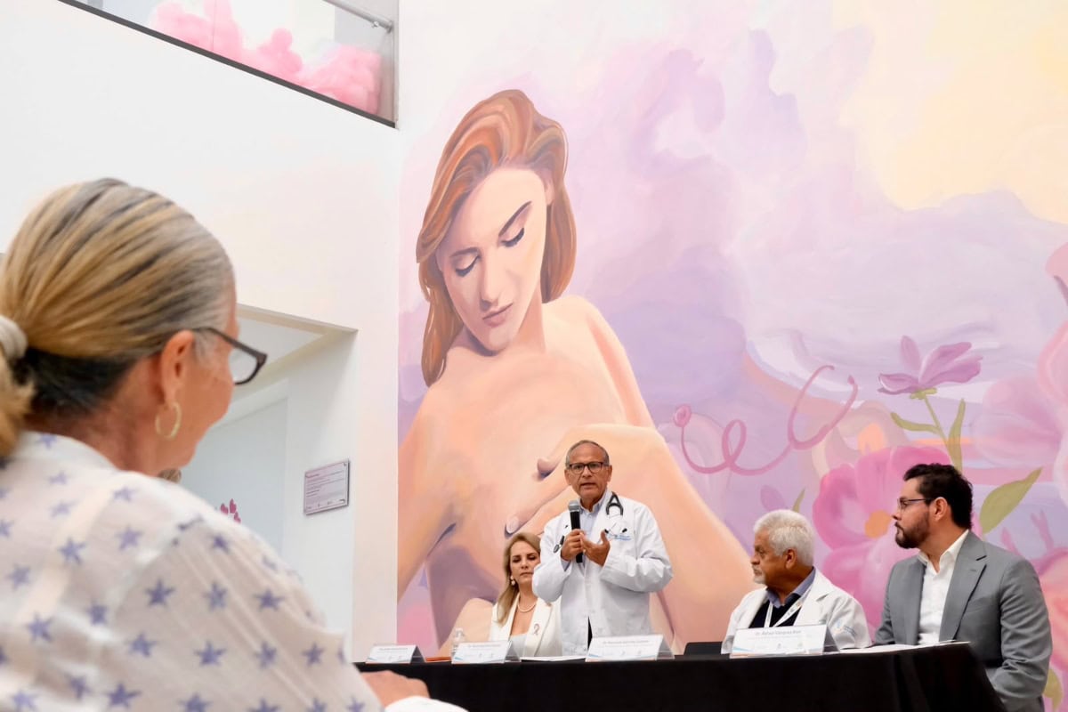 Personal médico y participantes de la Jornada Interinstitucional de Reconstrucción Mamaria 2026 en Jalisco.