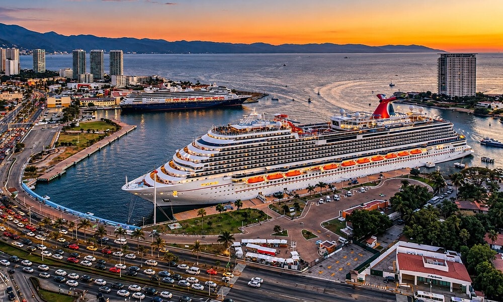 Turistas internacionales recorren un destino turístico de México durante 2026.
