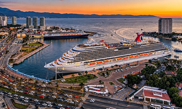 Turistas internacionales recorren un destino turístico de México durante 2026.