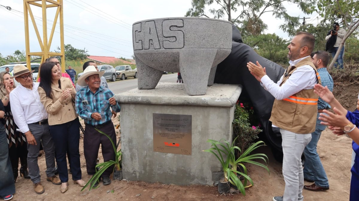 Molcajete monumental develado en San Lucas Evangelista, Tlajomulco, en reconocimiento a su tradición artesanal.