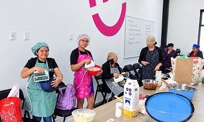 Mujeres aprenden oficios en las Academias Municipales de Zapopan para desarrollar habilidades y generar ingresos.