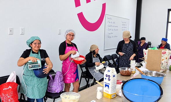 Mujeres aprenden oficios en las Academias Municipales de Zapopan para desarrollar habilidades y generar ingresos.