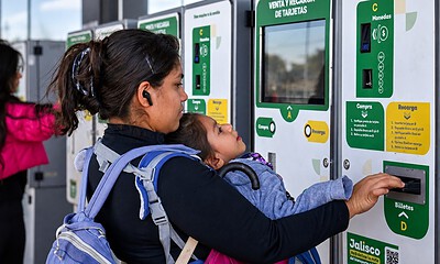 Mujer acompaña a una persona dependiente durante un traslado a pie en la Zona Metropolitana de Guadalajara.